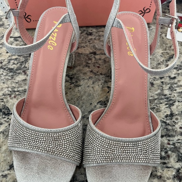 Worn once size 8.5 dazzle Rhinestone 3inch sandals - Picture 2 of 8